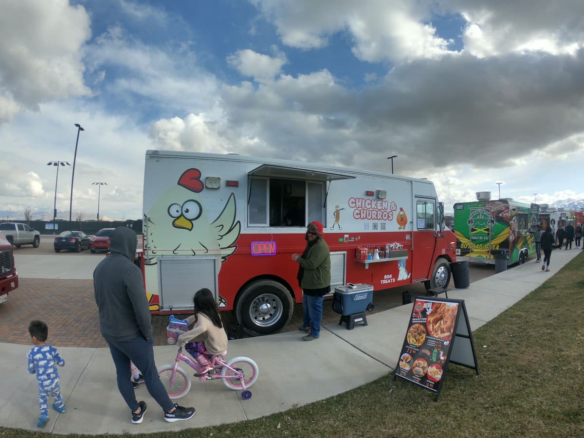 family approaching a vetted food truck at a Food Truck League event